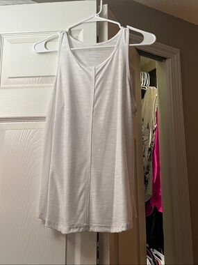 Women’s White Sleeveless V-Neck Tank Top
